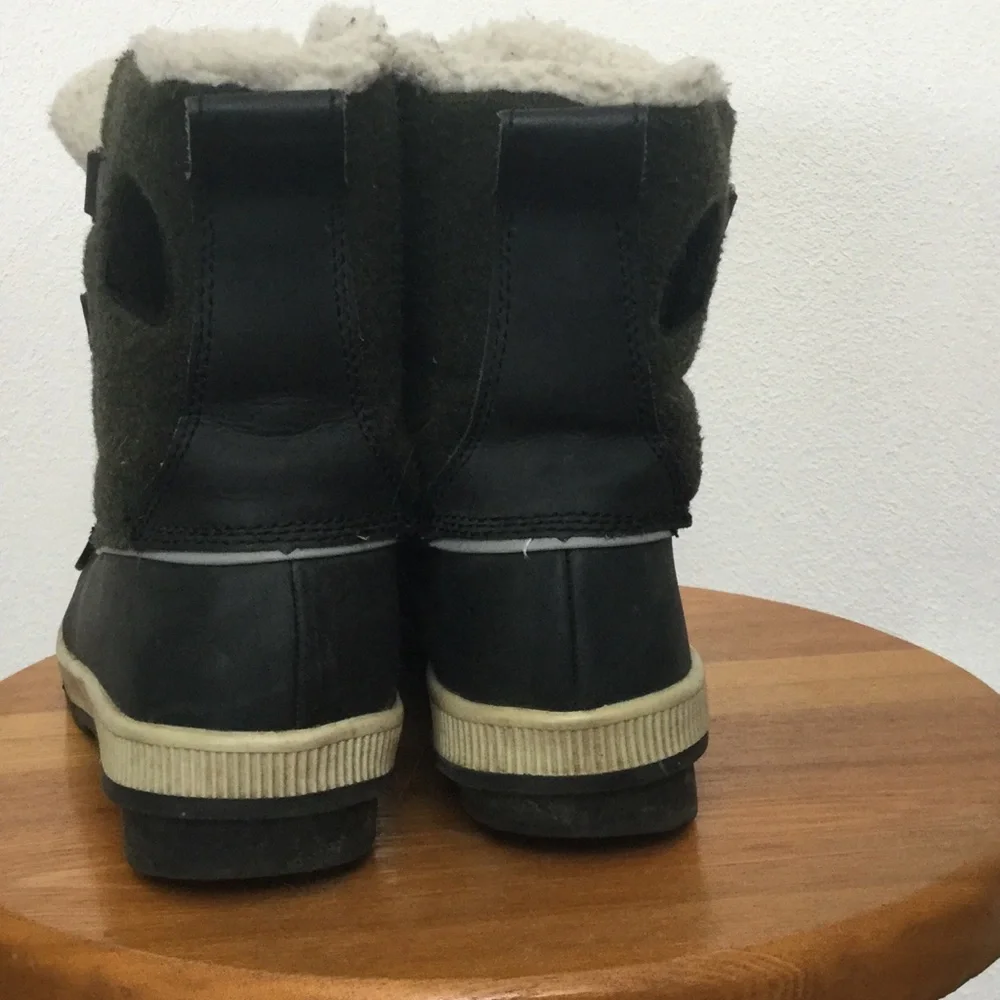 Khombu Telluride Green and Black Duck Boots Size 7 Winter Outdoor Warm